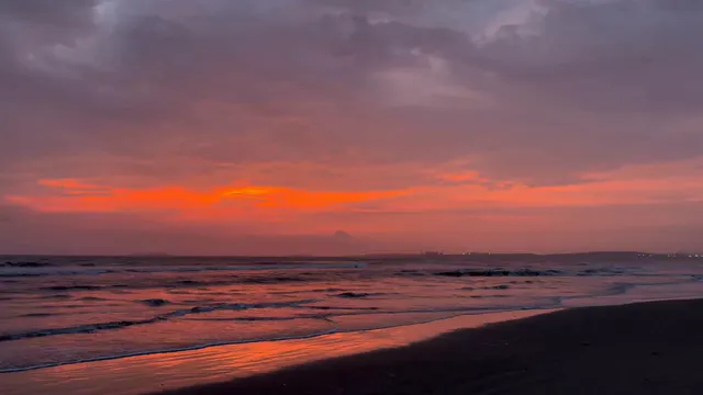 Horizontal video: Dramatic beach sunset with vibrant skies 29078293. Duration: 17 seconds. Resolution: 3840x2160