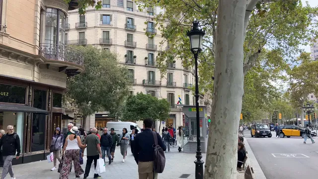 Horizontal video: Bustling city street scene with pedestrians 28990412. Duration: 13 seconds. Resolution: 3840x2160