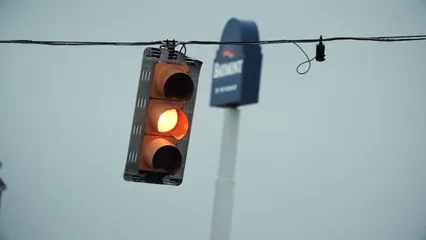 Horizontal video: Traffic light with yellow light turning to red 3999410. Duration: 14 seconds. Resolution: 1920x1080