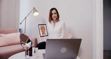 Horizontal video: Woman discussing the human anatomy of a person 8075770. Duration: 16 seconds. Resolution: 4096x2160