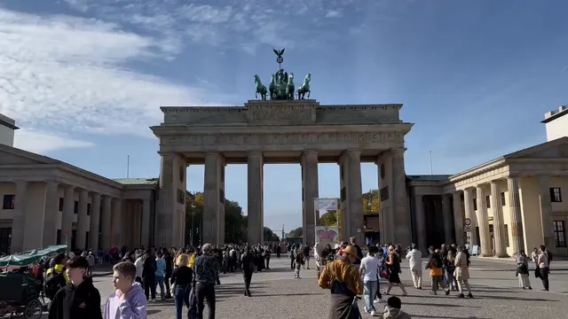 Horizontal video: Brandenburg gate in berlin with tourists 28957301. Duration: 30 seconds. Resolution: 1920x1080