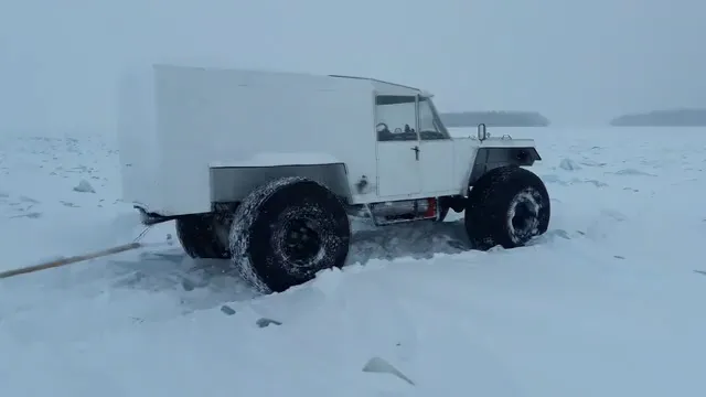 Horizontal video: People watching a four wheel drive passing through snowy terrain 10005915. Duration: 12 seconds. Resolution: 1920x1080