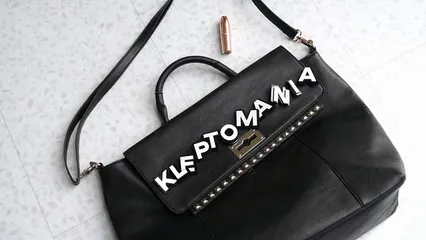 Horizontal video: A kleptomaniac stealing a small item 8410569. Duration: 7 seconds. Resolution: 1920x1080